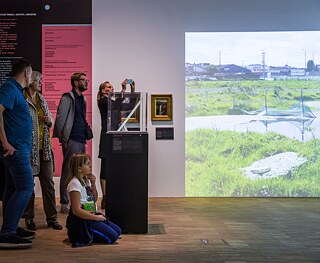 Andres de Santa María, Ricardo Borrero Álvarez, José Luis Bougore <i>Ailleurs: Soacha</i>, Alexander von Humboldt <i>Salto del Teopendama</i> (vitrine). A natureza das coisas. Fórum Humboldt, Berlim,  2019. 