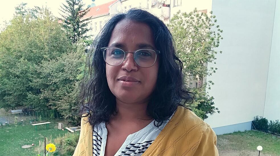 Tharsana Tharmalingam (45) es madre soltera, trabaja y vive en Berlín con su hija de nueve años