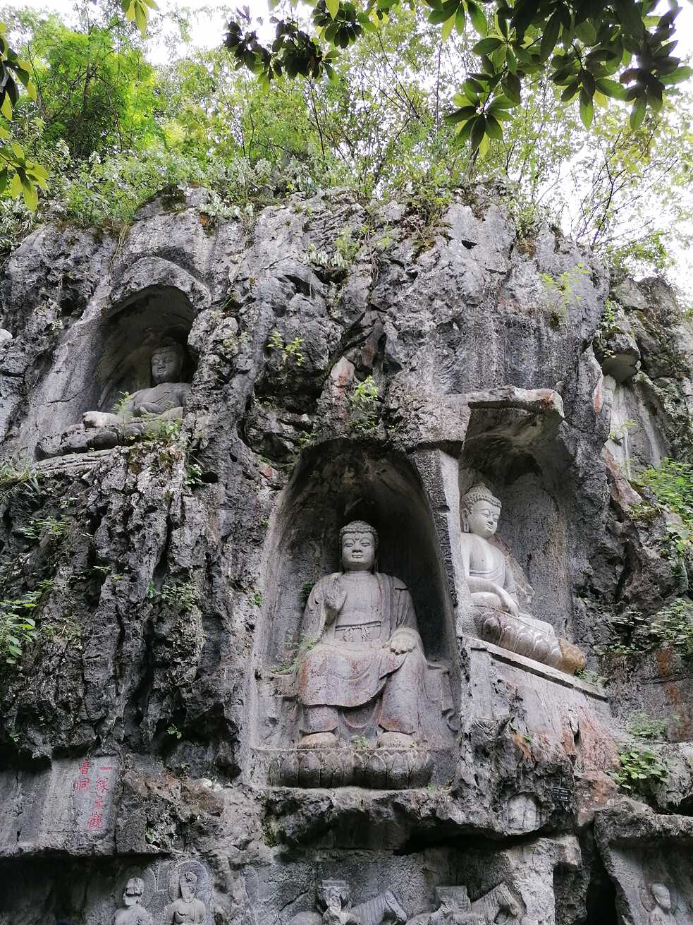 Aus dem blanken Fels gehauen: Nischen mit Buddhabildnissen