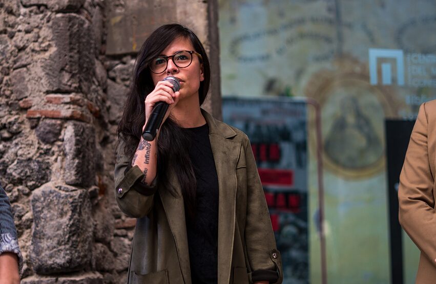 Die Parlamentsabgeordnete Lucía Riojas Martínez eröffnet die Ausstellung in Mexiko-Stadt und vertritt Mexiko bei der Paneldiskussion „Queer Establishment“ in Berlin am 15. September 2019