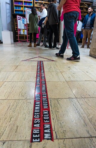 Hier geht’s lang: Die Ausstellung arbeitet auf allen Ebenen