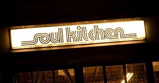 Soul Kitchen © corazon international / Gordon Timpen  Birol Ünel, Adam Bousdoukos (v.l.n.r.)