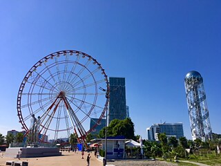 Riesenrad und rechts der Alphabetturm 