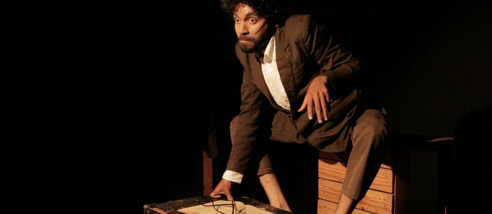 Theaterregisseur Zameer Badrunnisa aus Pune in Die Verwandlung, Aufführung im deutschen Original in Pune im Juli diesen Jahres.