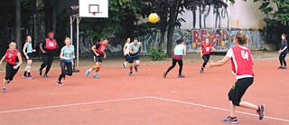 Netball Berlin players chase down the ball