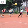 Netball Berlin players chase down the ball