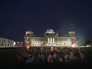 Der Reichstag 1990/2015, Montage