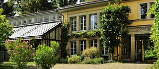 Edificio del Museo de Etnografía de Zúrich en el terreno del Antiguo Jardín Botánico 