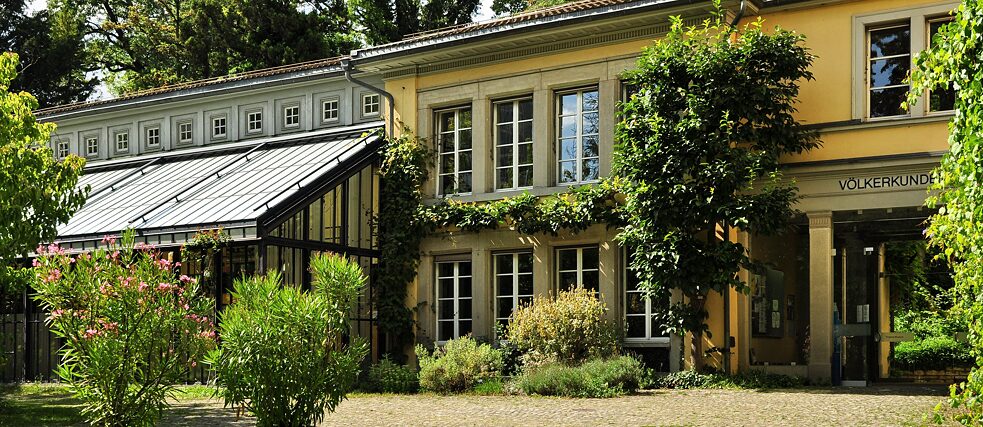 Edificio del Museo de Etnografía de Zúrich, ubicado en el Antiguo Jardín Botánico 