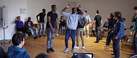 Junge Menschen tanzen und spielen Theater