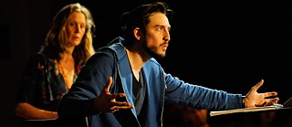 Foto aus der Inszenierung von 'Das Haus auf Monkey Island' Goethe-Institut Madrid