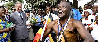 Der Prince of Wales schaut sich während eines Commonwealth-Treffens in der ugandischen Hauptstadt Kampala einen traditionellen Tanz an   