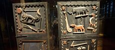 Historische Türen aus einem afrikanischen Königspalast im Museum Quai Branly in Paris – eines der Objekte, das restituiert werden soll