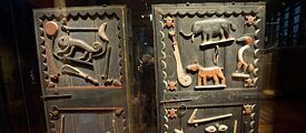 Portali storici di un palazzo reale africano, conservati nel museo di Quai Branly a Parigi. È uno degli oggetti che dovranno essere restituiti. 