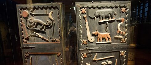 Portes historiques d’un palais royal africain au Musée du Quai Branly à Paris, l’une des pièces qui doivent être restituées 