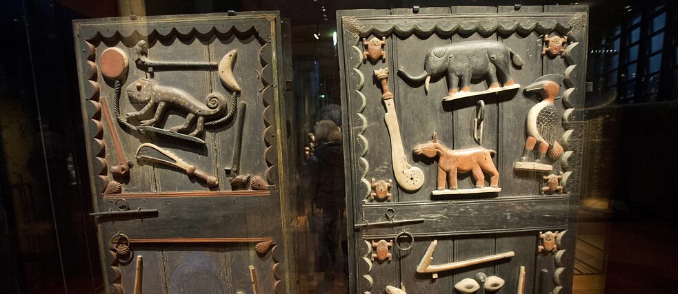 Historische Türen aus einem afrikanischen Königspalast im Museum Quai Branly in Paris – eines der Objekte, das restituiert werden soll