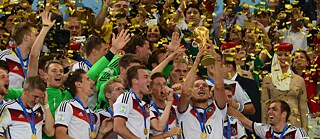 Reprezentacja Niemiec z pucharem po wygranym finale mistrzostw świata 2014