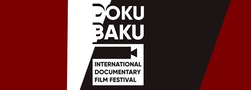 Das offizielle Logo des Dokumentarfilmfestivals „DokuBaku“