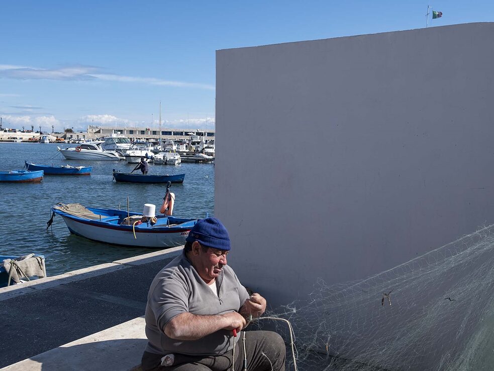 Bari, pescatore sul Molo San Nicola