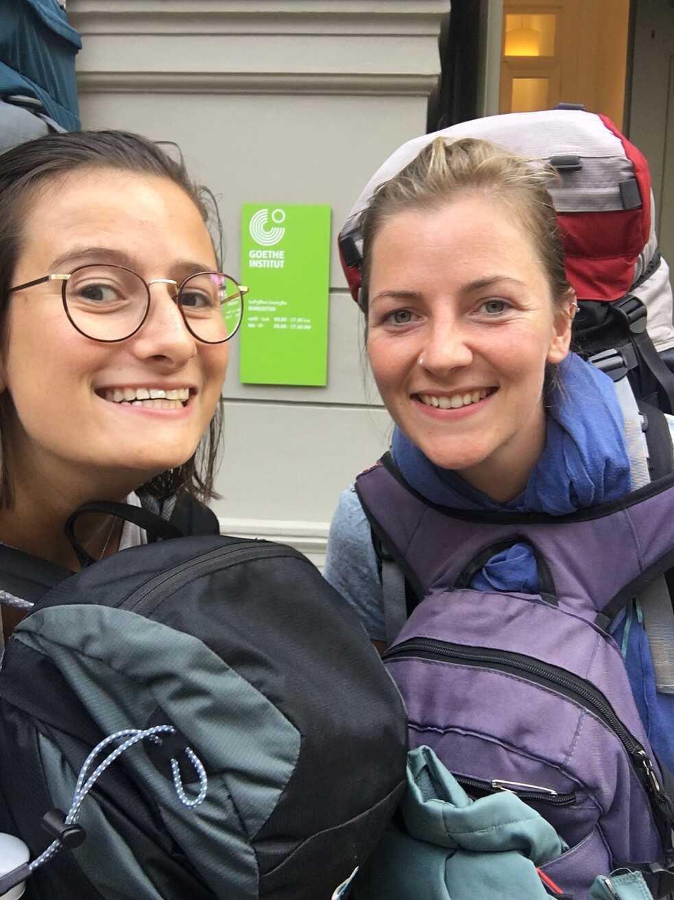 Endlich angekommen – Selfie vor dem Goethe-Institut in Tbilisi