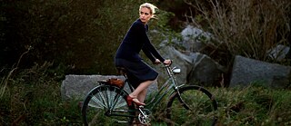 Scène du film : la chirurgienne Barbara sur un vélo.