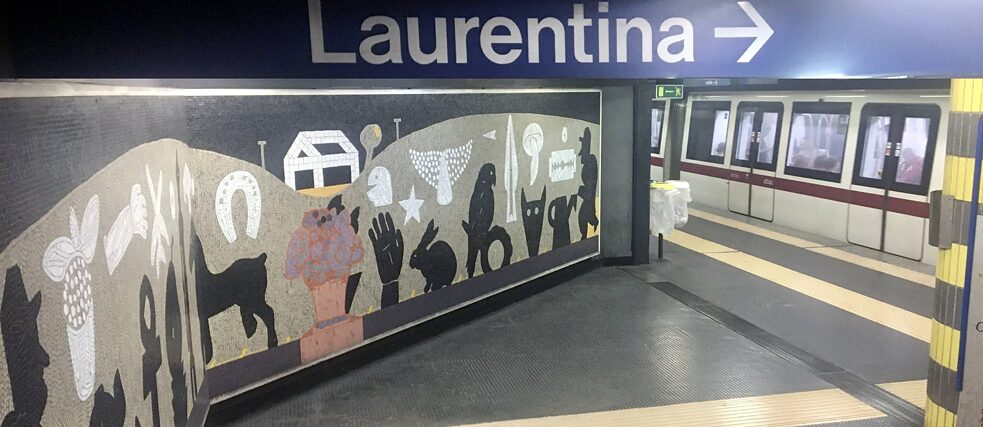 <b>Kunst in der U-Bahn (Rom, Italien)</b><br><br>Bunte Mosaike mit abstrakten Motiven beleben die Gänge der ersten U-Bahn Italiens, der Linie B in Rom. Die Kunstwerke sind nicht nur in den Stationen des historischen Zentrums zu sehen, sondern auch in denen der Vorstädte, wo die Passagiere eilig die Rolltreppen rauf und runter fahren. Auf dem Foto das Mosaik von Enrico Della Torre in der U-Bahn-Station Monti Tiburtini. 