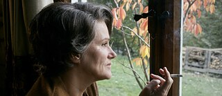 Filmstill aus „Hannah Arendt“ von Margarethe von Trotta: Eine Frau schaut aus dem Fenster in den Garten.