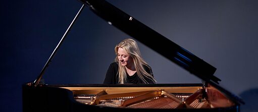 La pianiste Ragna Schirmer joue sur un piano à queue