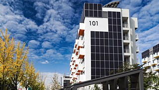 Die an den Außenwänden installierten Sonnenkollektoren gewinnen Strom für Heizung, Warmwasser, Klimaanlage, Beleuchtung und Lüftung sowie den Betrieb der Erdwärmepumpe.