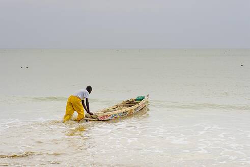 <b>Pescar las ganancias</b><br>También el consumo de pescado en Europa tiene sus lados negativos para el Sur global, como se puede observar, por ejemplo, en Senegal. En ese país el pescado es un alimento básico, y aproximadamente 600 mil personas viven del sector pesquero. Pero acuerdos de pesca les permiten también a flotas pesqueras de la Unión Europea (UE) pescar en aguas africanas. Porque la demanda de la UE ya no se puede cubrir con el pescado de sus propias aguas. Entonces, desde mayo de 2014 la UE tiene autorización para pescar, por ejemplo, 14 mil toneladas de atún en las costas senegalesas. Esto tiene como consecuencia que en Senegal muchas personas ya no puedan vivir de la pesca, y no es raro que tengan que abandonar su país.