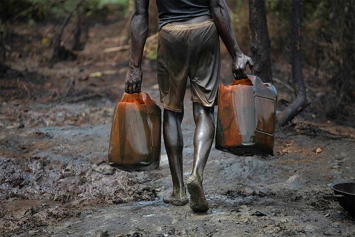 <b>Nachhaltige Umweltzerstörung für Öl</b><br>Treibstoffförderung ist ein weiteres Beispiel: Multinationale Energiekonzerne, subventioniert von der EU, betreiben seit Jahrzehnten Ölförderung im Nigerdelta in Nigeria. Davon profitieren vor allem westliche Wirtschaftsunternehmen und lokale Eliten. Ein großer Anteil des Öls wird in die Europäische Union exportiert. Die mit der Ölförderung verbundene Umweltverschmutzung und die Zerstörung landwirtschaftlicher Nutzflächen jedoch entzieht der Bevölkerung die Lebensgrundlage und führt zu Armut und Krankheit. Jedes Jahr sickern Hunderttausende Barrel Öl aus leckenden Pipelines, viele Ölkonzerne halten sich zudem nicht an nigerianische Gesetze und fördern korrupte Strukturen. 
