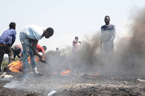 <b>Tsunami of electronic waste</b><br>While consumption is increasing, the lifespan of electronic products is also decreasing. In 2018, 48.5 million tons of electronic and electrical waste, also known as e-waste, was generated worldwide. In the EU, the figure is just under 10 million tonnes per year. Only 20 percent is recycled, and around 15 percent is exported to non-European countries. The United Nations is therefore warning of a "tsunami of e-waste". The world's most notorious e-waste dump is Agbogbloshie near the Ghanaian capital Accra. Around 60,000 people live here, recycling what consumers have thrown away. To recover the valuable metal parts, they burn plastic or rubber coatings, releasing toxic vapours that cause serious health problems.