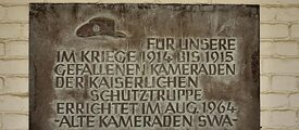 Placa conmemorativa en memoria de los caídos de las tropas coloniales alemanas en Namibia