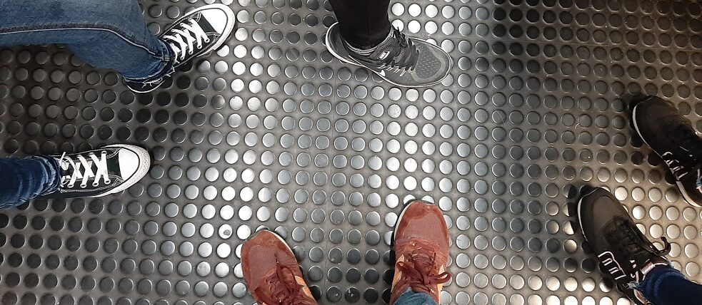 <b>100 Jahre Linksverkehr (Madrid, Spanien)</b><br><br>Dass man in der Madrider U-Bahn den Fußboden sehen kann, ist eine Ausnahme. Zu den Stoßzeiten ist es normalerweise so voll, dass sich die Menschen in die Waggons werfen. Nicht selten müssen die 657,2 Millionen Fahrgäste pro Jahr ein oder zwei Züge vorbeifahren lassen, weil sie so überfüllt sind. Die Metro de Madrid feiert dieses Jahr ihr 100-jähriges Jubiläum. Ein interessantes Kuriosum: Auf sämtlichen Linien herrscht Linksverkehr.