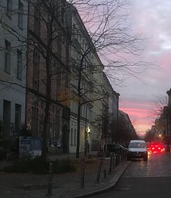 Kreuzberger Straßenszene beim Sonnenuntergang