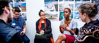 Kanyinsola Anifowoshe (Chicago), becaria del Monument Lab 2019, modera un debate en la reunión comunitaria del Monument Lab, un foro público sobre procesos y poder. 