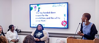 Kanyinsola Anifowoshe (Chicago), becaria del Monument Lab 2019, presenta su proyecto Search of Our Mothers' Gardens. 