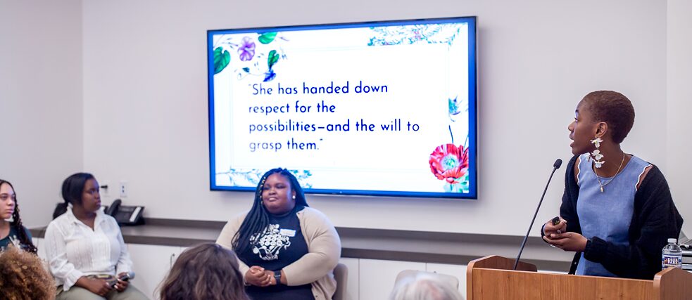 Kanyinsola Anifowoshe (Chicago), becaria del Monument Lab 2019, presenta su proyecto Search of Our Mothers' Gardens. 