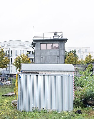 Eine Kopie der Berliner Mauer am Filmset im Filmpark Babelsberg