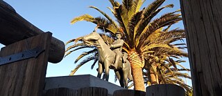 Copia de la estatua ecuestre en el Restaurante “Die Altstadt” (La ciudad vieja), Swakopmund, Namibia, foto de 2019 