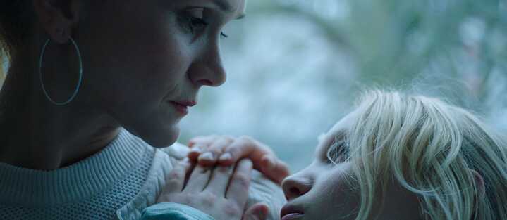 Lisa Hagmesiter ja Helena Zengel filmis "Süsteemi error"