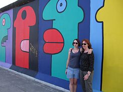 Brianna und ihre Mutter posieren vor der East Side Gallery.
