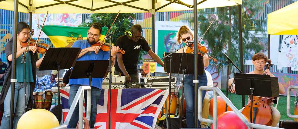 DJ Oliver und Street Symphony at the Festival For All Skid Row Artists