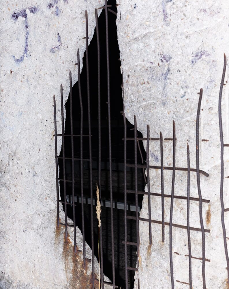 ‘테러의 지지학’ 기념관에 있는 장벽의 외벽 흔적