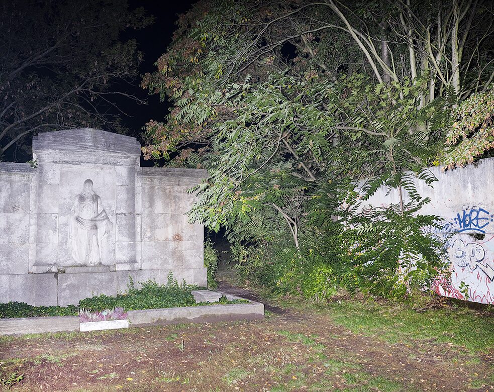 Pozostałości po murze przy cmentarzach St. Hedwig i Französische Gemeinde