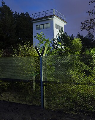 Ehemaliger Todesstreifen im nördlichen Teil Berlins. Ein Wachturm in Hohen Neuendorf, benutzt von der Schutzgemeinschaft Deutscher Wald (SDW), Gedenkstätte