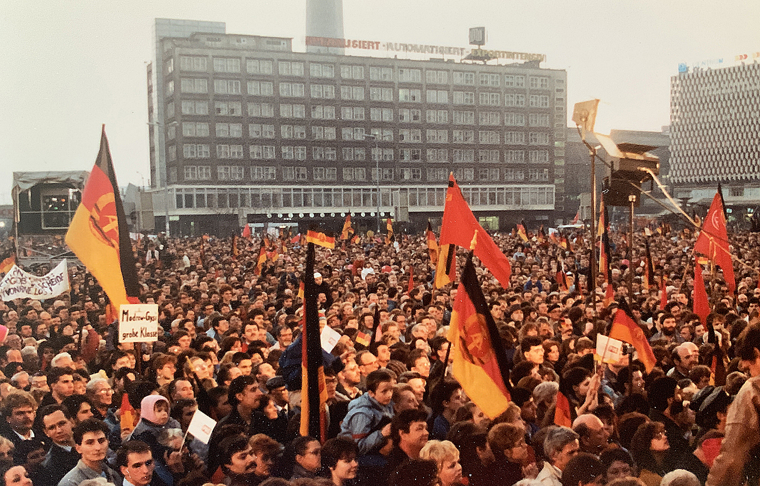 Μεγάλες αντικυβερνητικές διαδηλώσεις έγιναν στο κέντρο του Βερολίνου εκείνο το διάστημα με κορυφαία εκείνη στις 4 Νοεμβρίου στην Αλεξάντερ Πλατς.