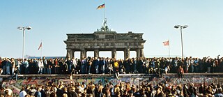1989년 11월 10일 베를린 장벽 위에 오른 사람들. 이 순간은 대한민국 사람들의 머릿속에도 깊이 각인되었다. 