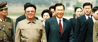 Die Staatsoberhäupter Nord- und Südkoreas beim ersten innerkoreanischen Gipfeltreffen in Pjöngjang im Jahr 2000: Kim Jong-il and Kim Dae-jung