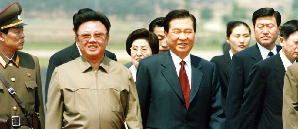 2000년 평양에서 첫 남북 정상회담을 가진 김정일 위원장과 김대중 대통령